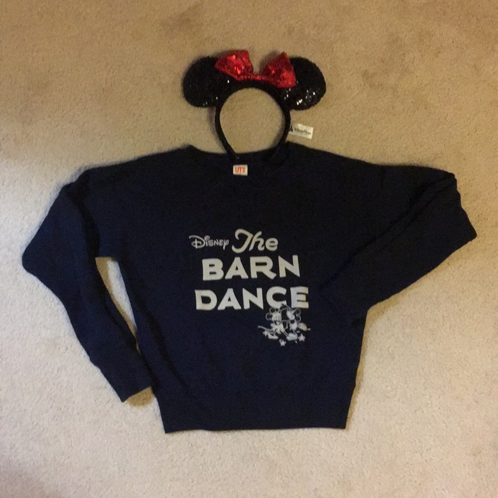 UNI QLO Disney collection sweater